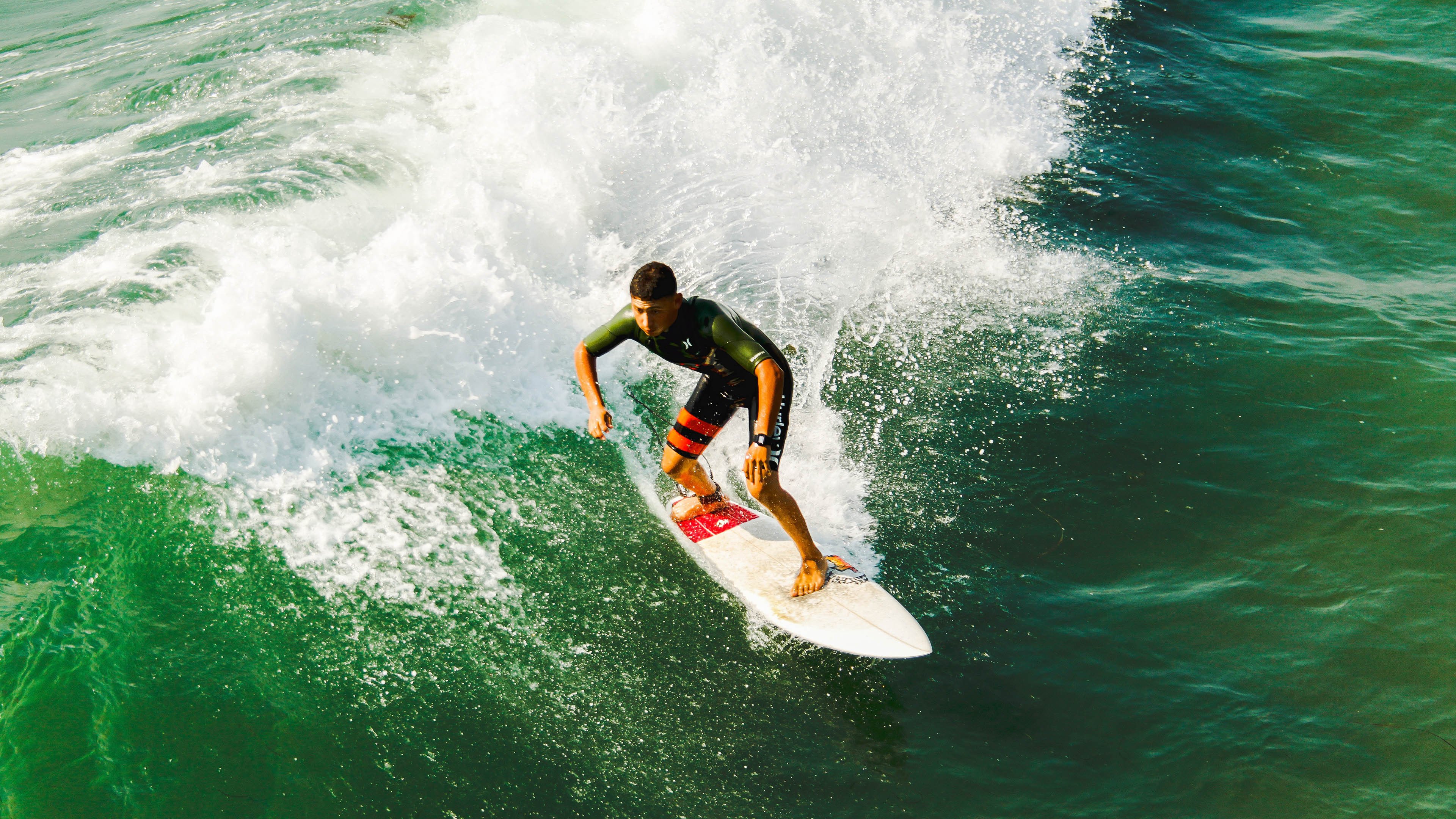 浓眉哥迎来二十赛季出色发挥，FPX观众热烈欢呼！赛场气氛高涨